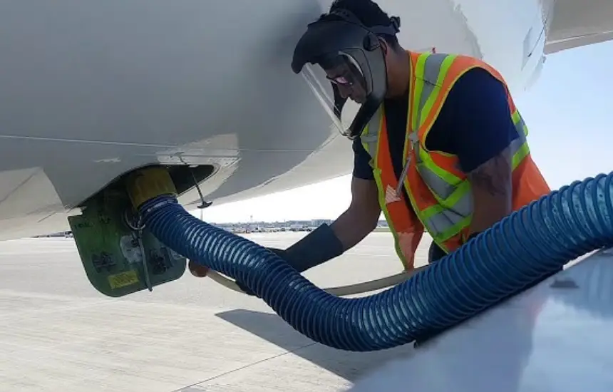 خالی‌کردن مخزن دستشویی هواپیما