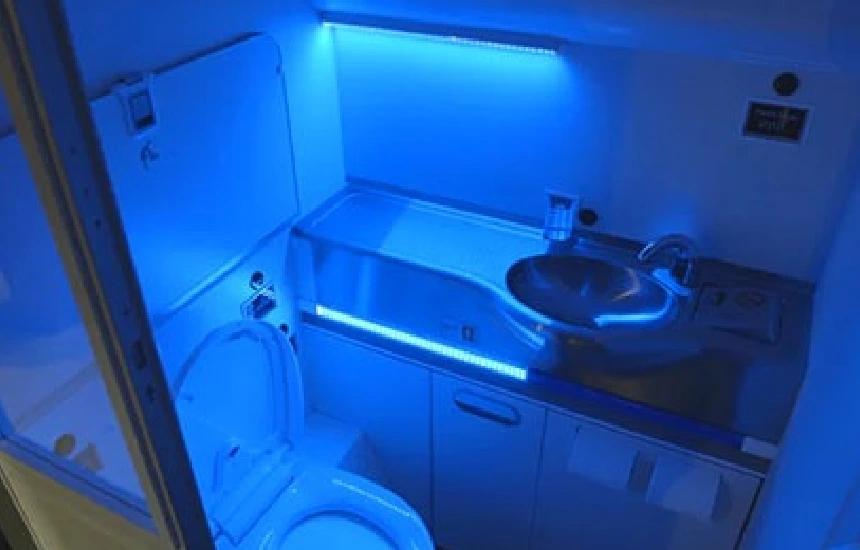 نکاتی که درباره دستشویی هواپیما نمی‌دانید