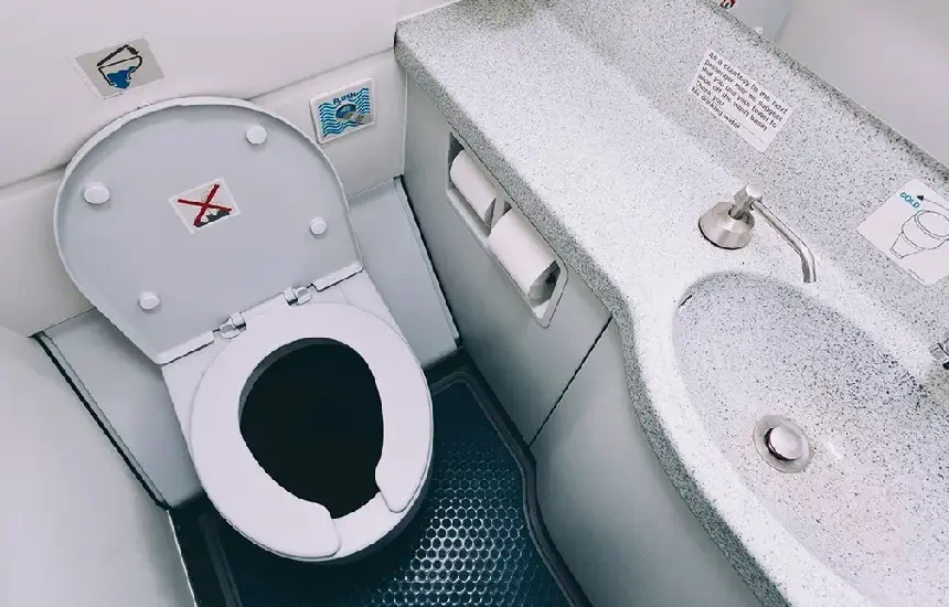 تخلیه فاضلاب و دستشویی هواپیما؛ از دیروز تا امروز