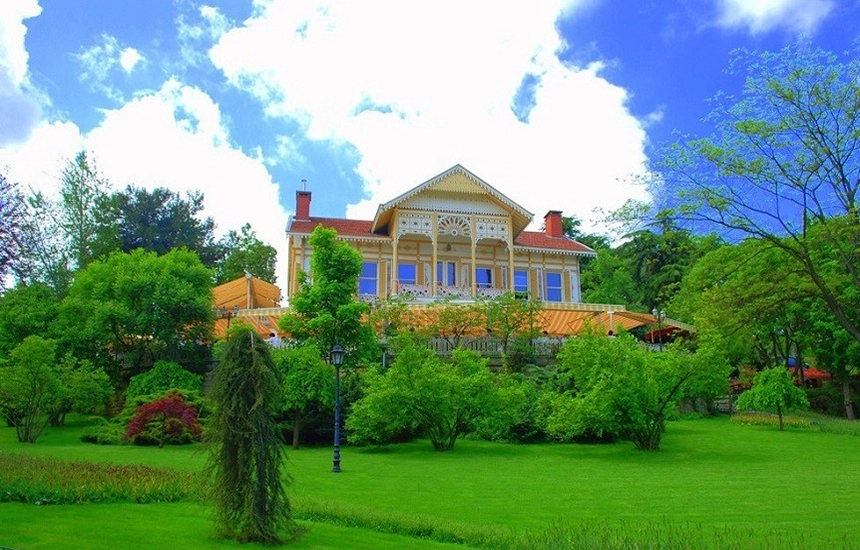 عمارت زرد پارک امیرگان استانبول