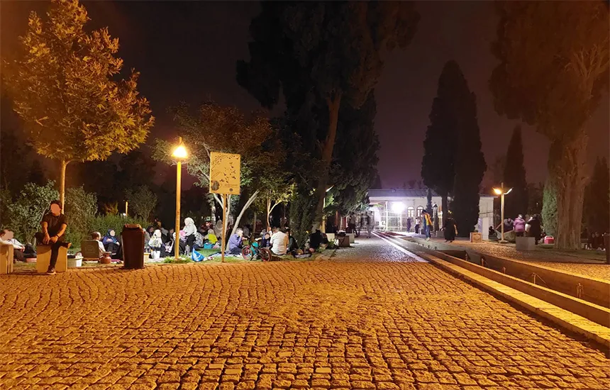 پارک بعثت شیراز در شب