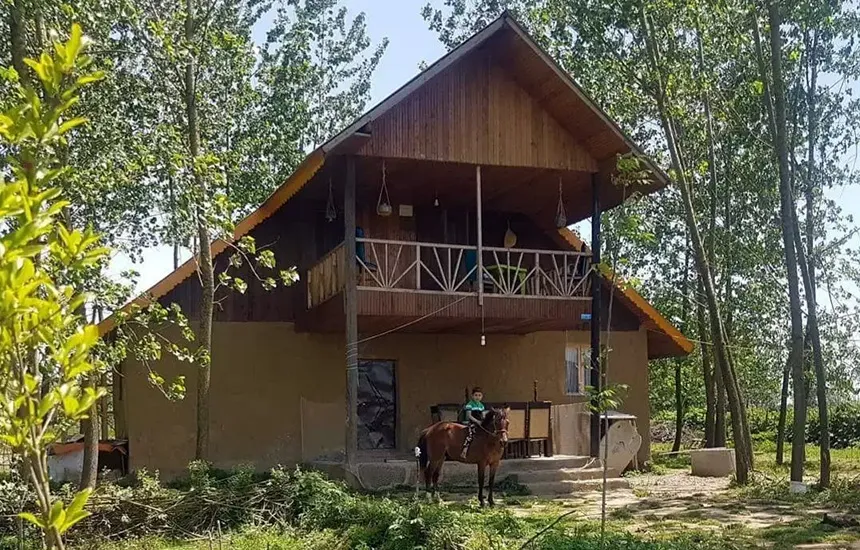 اقامتگاه کلبه بومی سپنتا در بندر انزلی