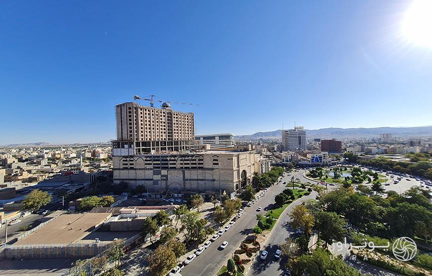میدان هفده شهریور مشهد از نمای بالا که یک مرکز خرید مرتفع، خیابان و درختکاریهای وسط بولوار را نشان میدهد. بازار ۱۷ شهریور مشهد؛ معروفترین بعد از بازار رضا