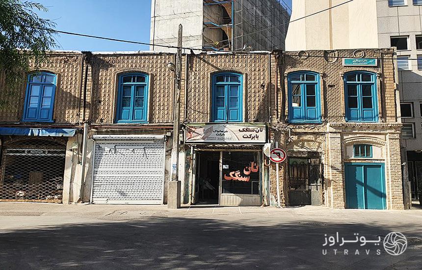 بازار سرشور در مشهد؛ یک راسته خیابان که مغازههای دوطبقه دارد با نمای آجری و پنجرههای چوبی آبیرنگ بازار سرشور مشهد، بازمانده تماشایی عصر تیموری!