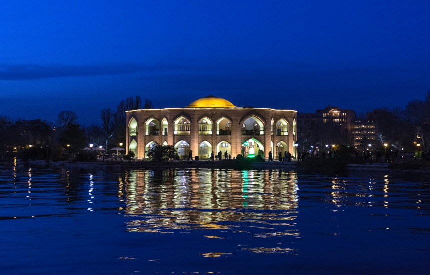 تصویری از عمارت ائل گلی در شب