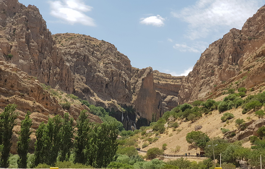 جاده کوهستانی آبشار مارگون در شیراز