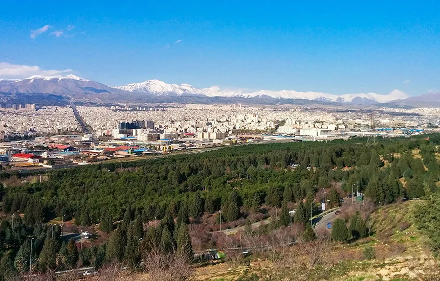 تپه‌های سرسبز پارک سرخه حصار از نمای بالا