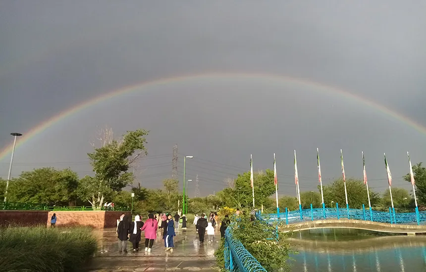 رنگین‌کمان برفراز پارک آزادگان تهران