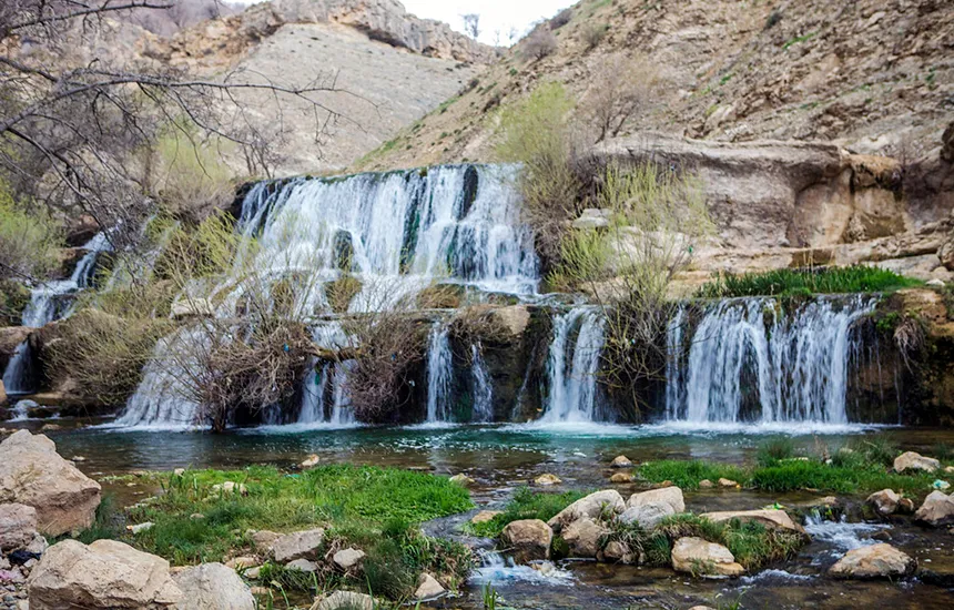 آبشار هفت‌چشمه سپیددشت در محیطی صخره‌ای