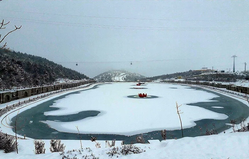 منظره برفی دریاچه کوه عینالی تبریز