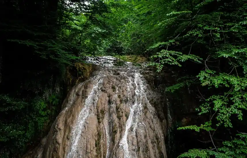 بخش بالایی آبشار اسکلیم رود مازندران در محاصره درختان