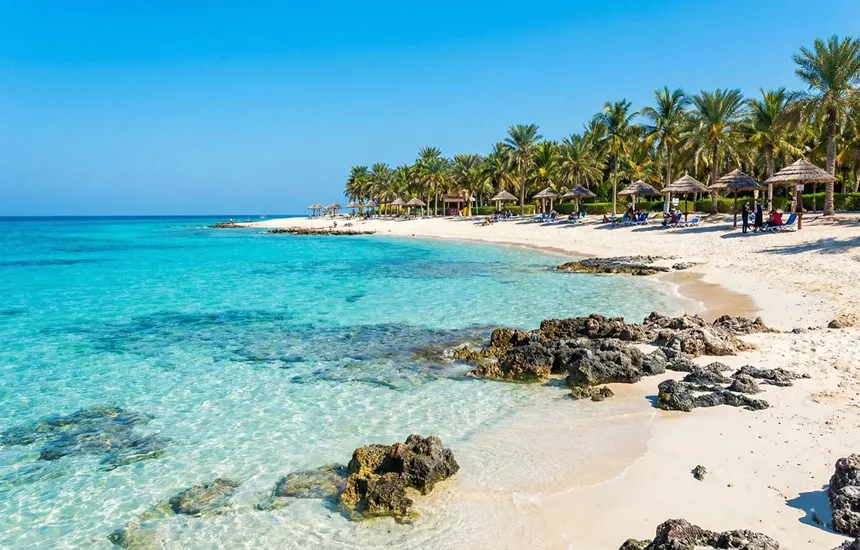 آب‌تنی در نگین خلیج‌فارس؛ معرفی بهترین سواحل کیش برای شنا