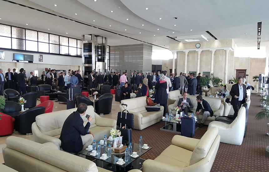 ورود به سالن انتظار فرودگاه