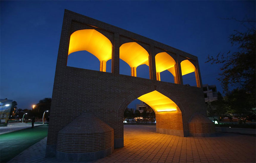 باغ راه ایرانی کیش؛ دروازه سیوسهپل اصفهان