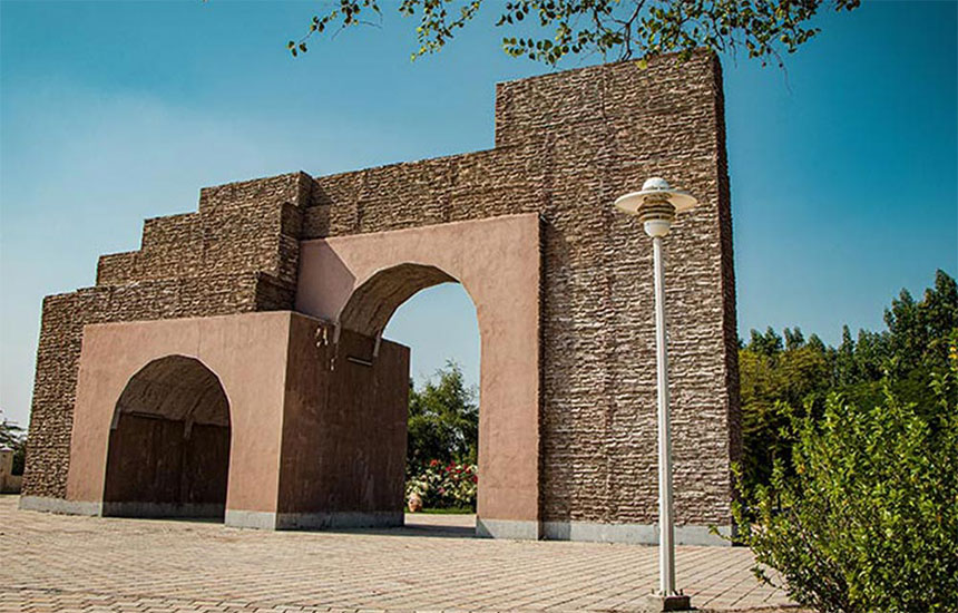 باغ راه ایرانی کیش؛ دروازه طاق بستان کرمانشاه