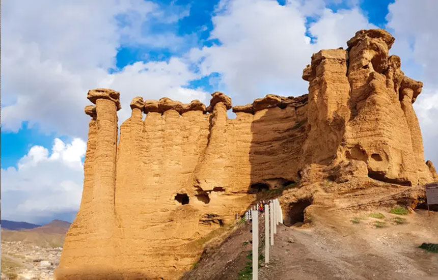 قلعه بهستان (دودکش جن)